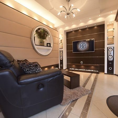 H & V Residence - Bungalow Apartment Arad Ngoại thất bức ảnh