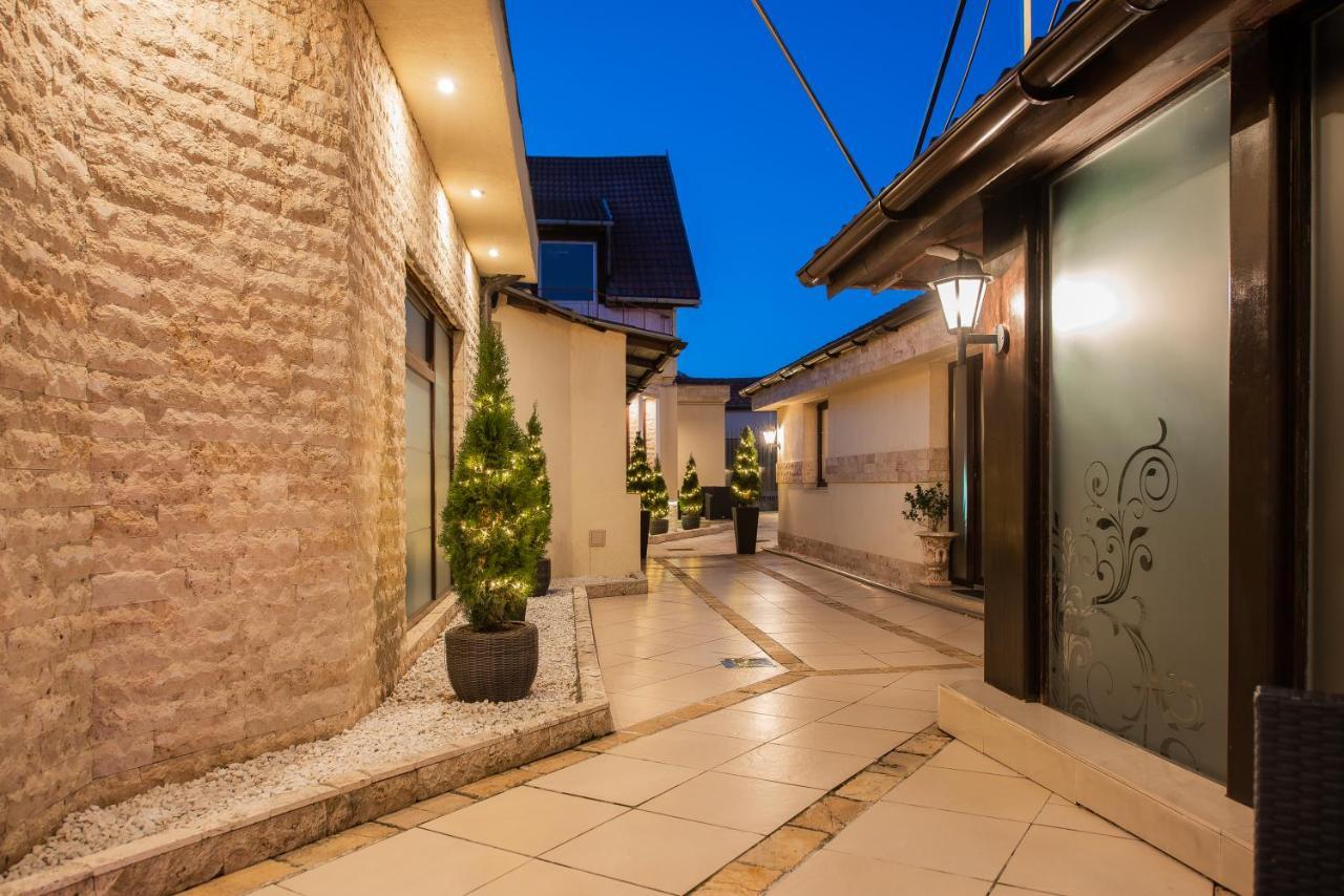 H & V Residence - Bungalow Apartment Arad Ngoại thất bức ảnh