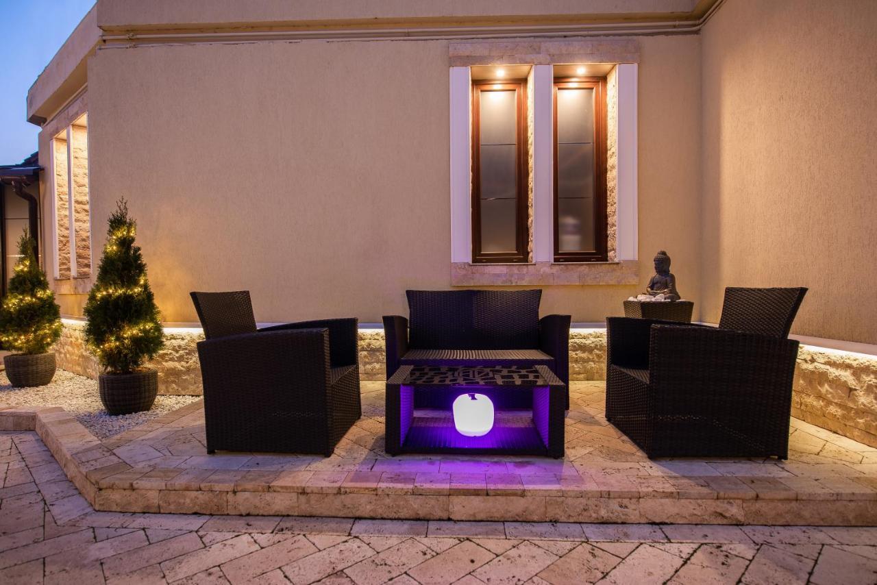 H & V Residence - Bungalow Apartment Arad Ngoại thất bức ảnh