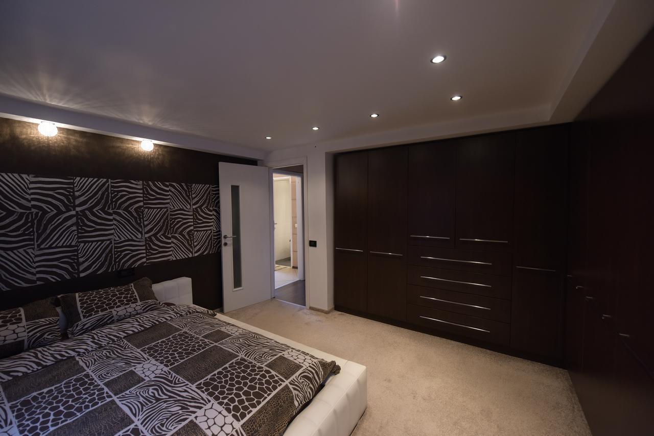H & V Residence - Bungalow Apartment Arad Ngoại thất bức ảnh