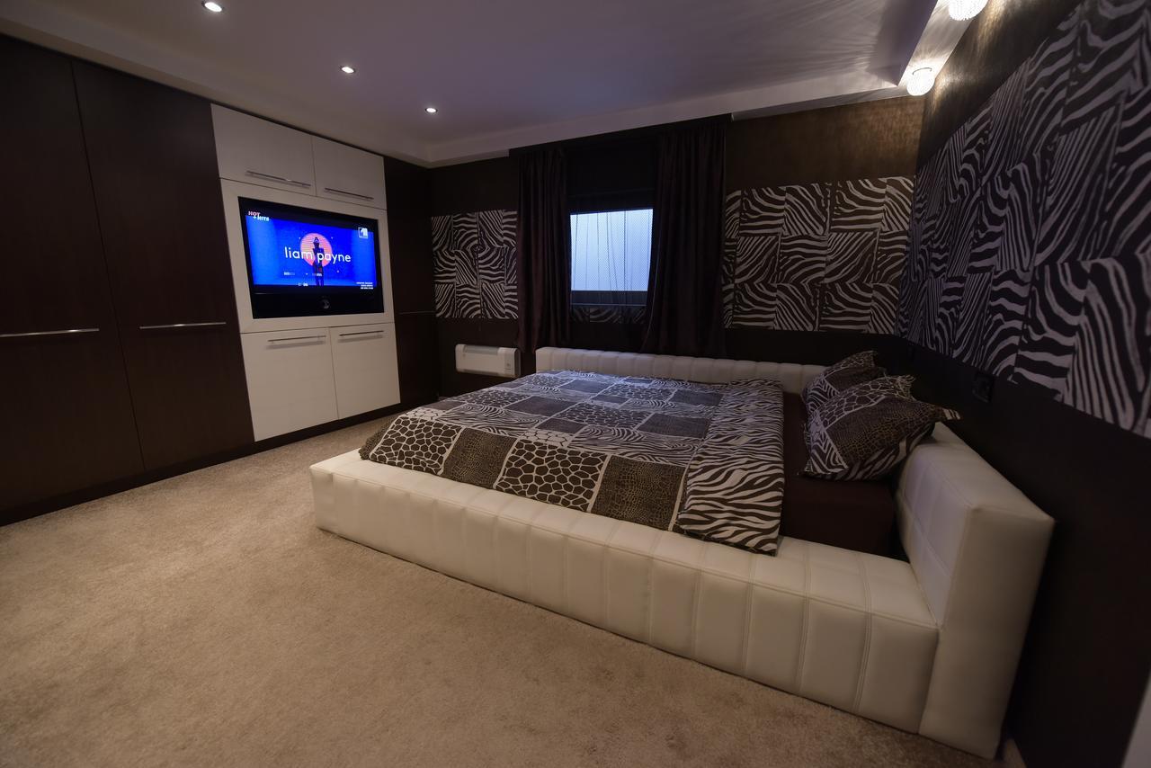 H & V Residence - Bungalow Apartment Arad Ngoại thất bức ảnh