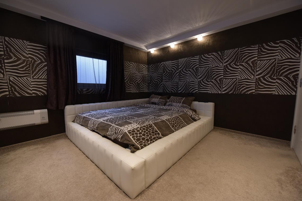 H & V Residence - Bungalow Apartment Arad Ngoại thất bức ảnh